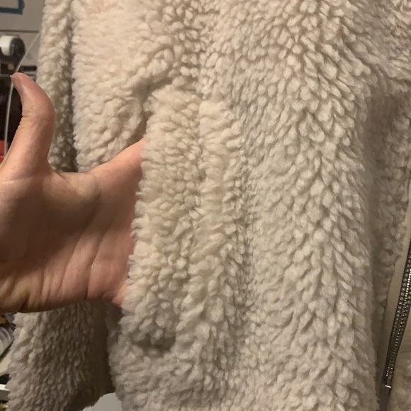 Urban Outfitters BDG cream colored Sherpa fleece jacket, front pockets, zip - Picture 3 of 11